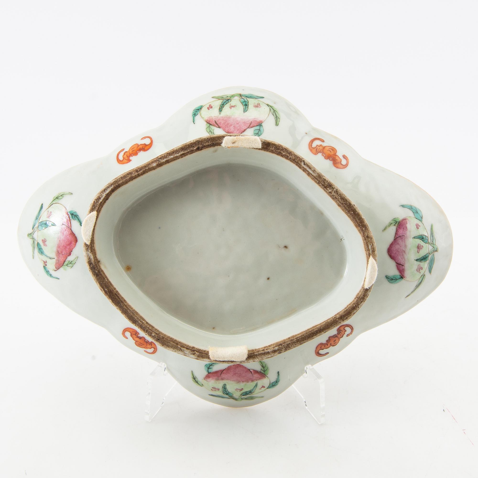 Skålfat på fot Kina sen Qing porslin.