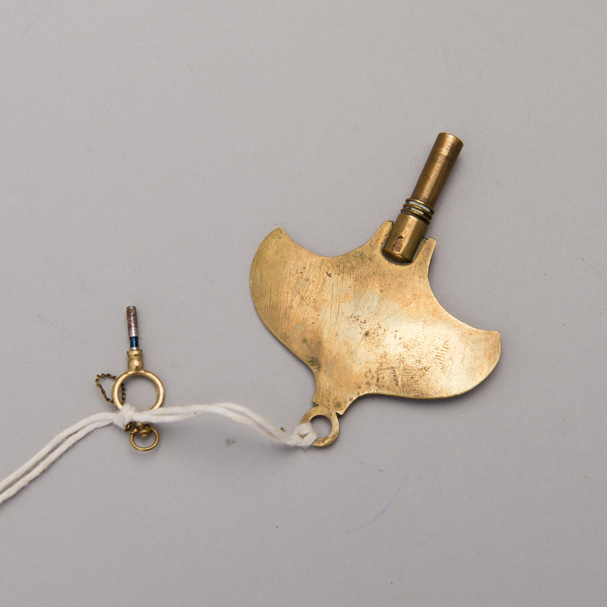 A FRENCH 18TH CENTURY TABLE CLOCK, signed Caron à Paris.