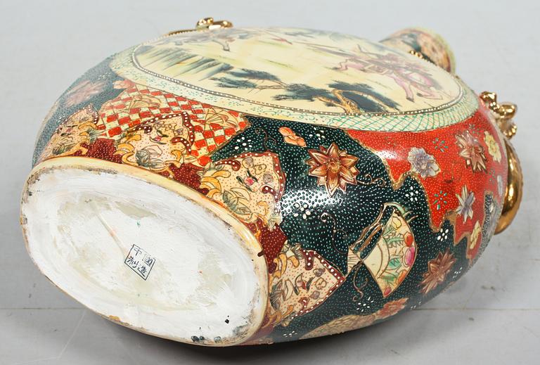 PILGRIMSKRUS, porslin, Japan, 1900-tal.