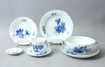 SERVIS, ca 60 delar, porslin, "Blå Blomst", Royal Copenhagen.