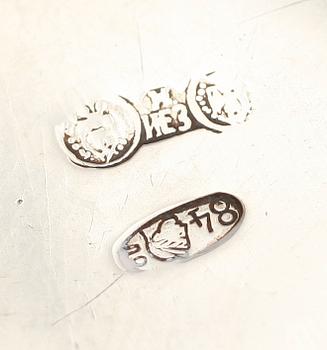 BÄGARE, 5 st, silver, Ryssland, 1800-tal samt PUNCHMUGGAR, 4 st, sv stämplar 1967. Total vikt ca 284 g.