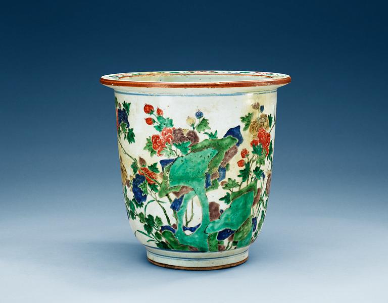 A large famille verte jardiniere, Qing dynasty, Kangxi (1662-1722).