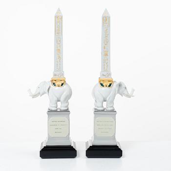 Lladró, figuriner, ett par, "Pulcini obelisk (golden white left)" samt "Pulcini obelisk (golden white right)", Spanien.
