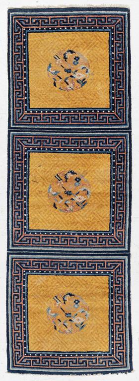 Matta, semiantik, Kina, ca 205 x 69 cm.