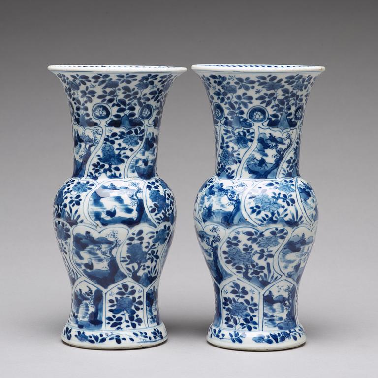 A pair of blue and white vases, Qing dynasty, Kangxi (1662-1722).