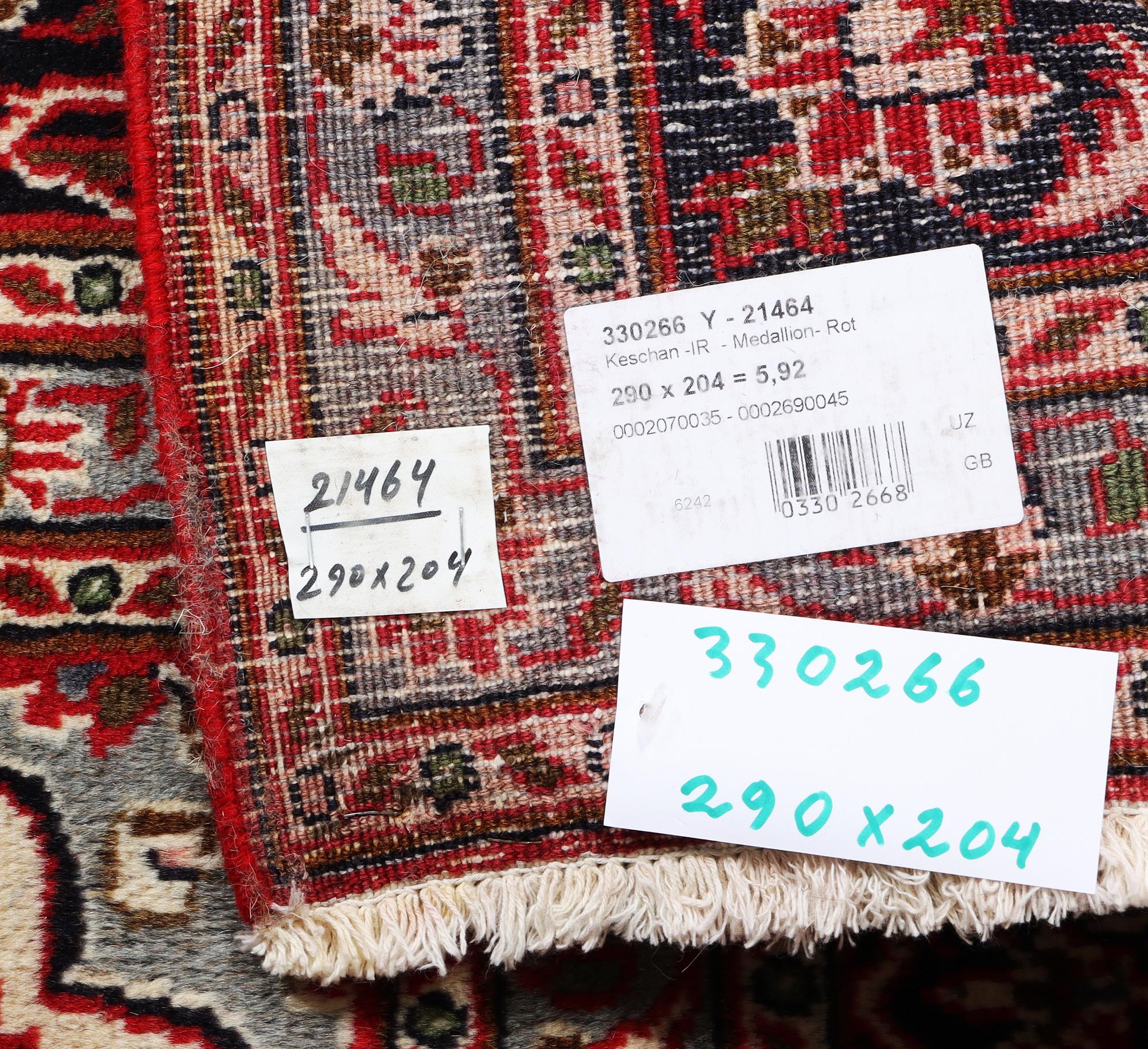 A Kashan carpet, c. 290 x 204 cm.