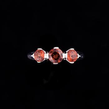 RING, 14K vitguld, 3 st granater tot. 1,16 ct. Vikt 2,7 g.