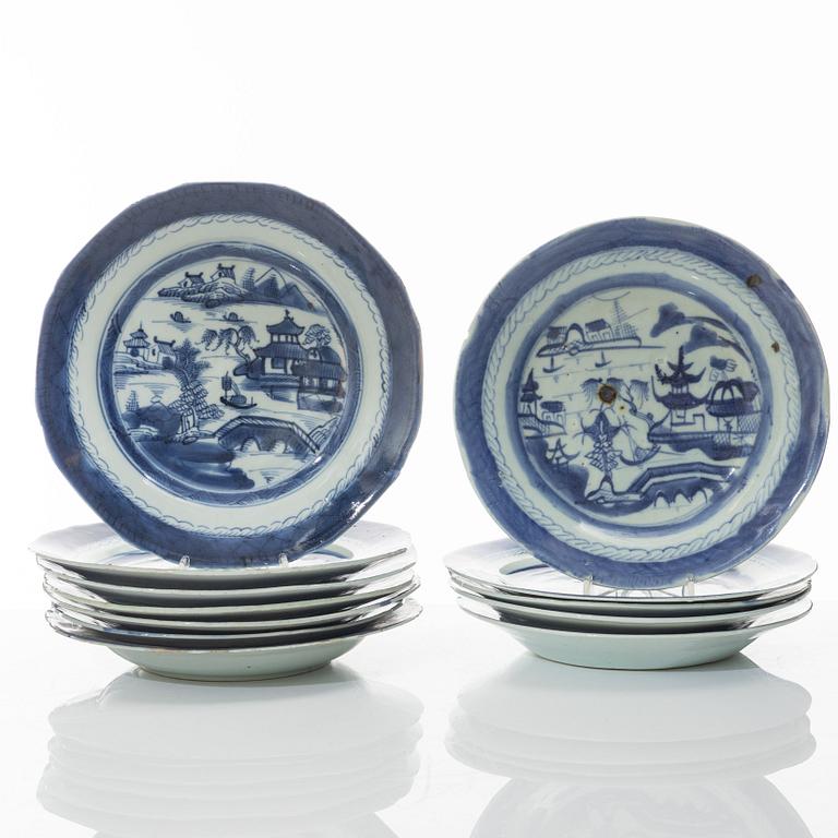 Tallrikar, 16 stycken, kompaniporslin, Kina, Qingdynastin, 1800-tal.