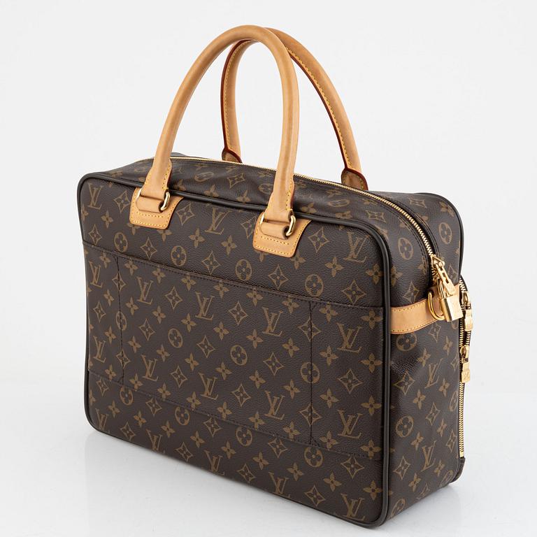 Louis Vuitton,.