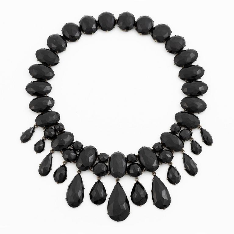 Collier silver med stora fasettslipade svarta stenar.