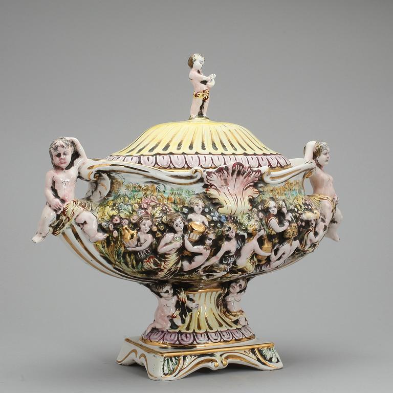 TERRIN med LOCK, majolika, Capodimonte, Italien, 1900-tal.