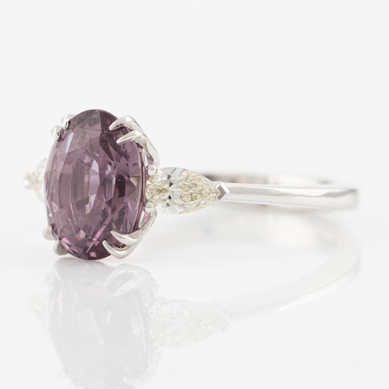 Ring in 18K gold with a pink faceted sapphire and round brilliant-cut diamonds.