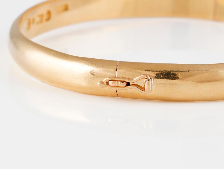 ARMRING, 18K guld, Ossner & Larsson, Göteborg, 1958. Vikt 30,5 gram.