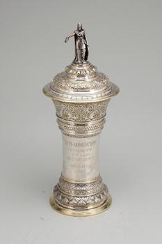 PRISPOKAL MED LOCK, silver, Möllenborg, Stockholm 1890. Totalvikt 625g.