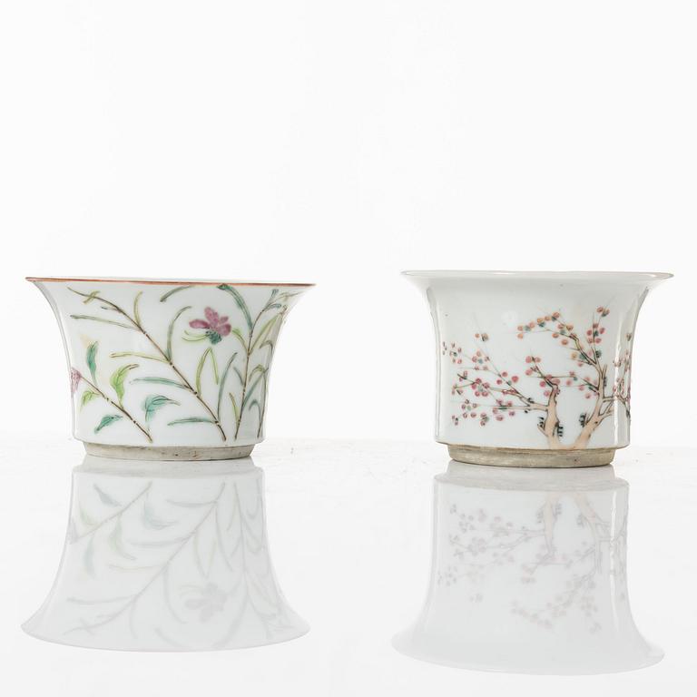 A Chinese famille rose porcelain flower pot and two cups, 20th century.