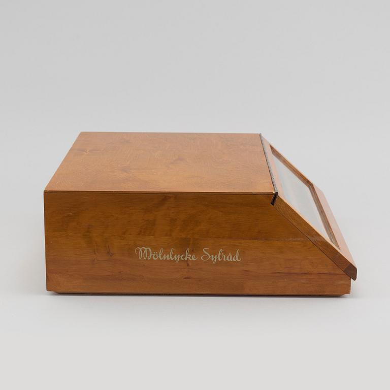A box for sewing thread from Mölnlycke Sytråd, first half of the 20th century.