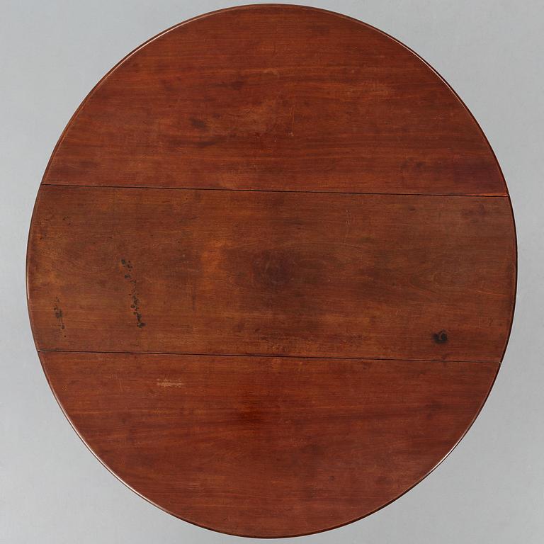 A George III mahogany gateleg table, late 18th century.