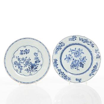 A set of five blue and white dinner plates, Qing dynasty, Qianlong (1736-95).
