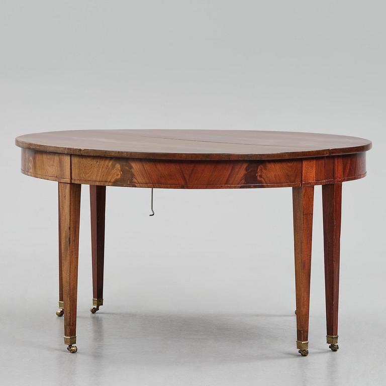 An English mahogany George III-style dining table, 19th century.
