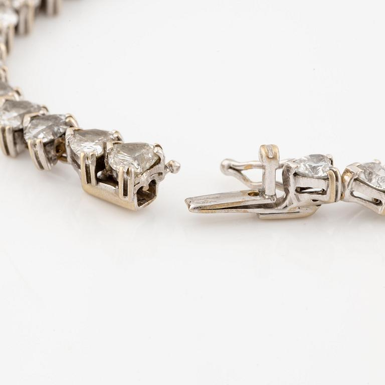 An 18K white gold bracelet set  with heart-shaped brilliant-cut diamonds.