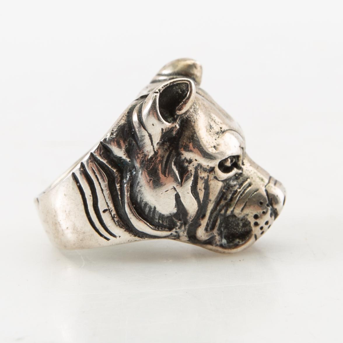 Ring, silver, in the form of a mastiff.