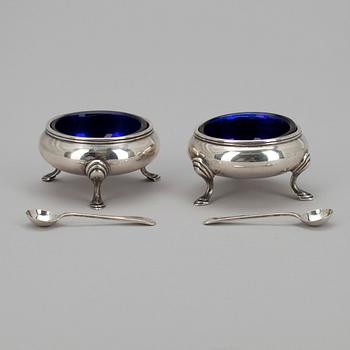 SALTKAR, PEPPARSTRÖARE samt SOCKERTÅNG, England 1800- och 1900-tal. Tot. silvervikt 172 g.