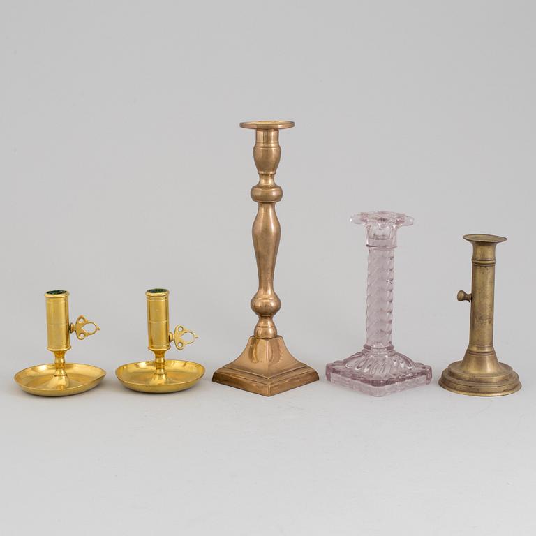 LJUSSTAKAR, 5 st, glas, mässing och brons, 1700-/1800-tal.