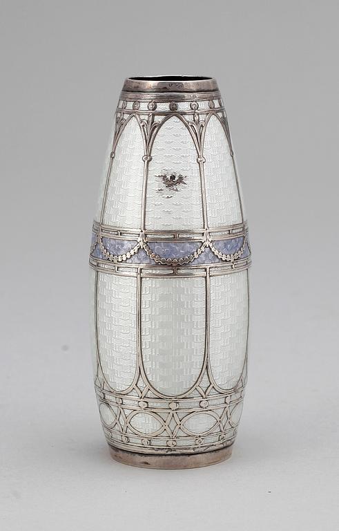 VAS, silver samt emalj, Europa, 1800/1900-tal. Totalvikt 130 g.