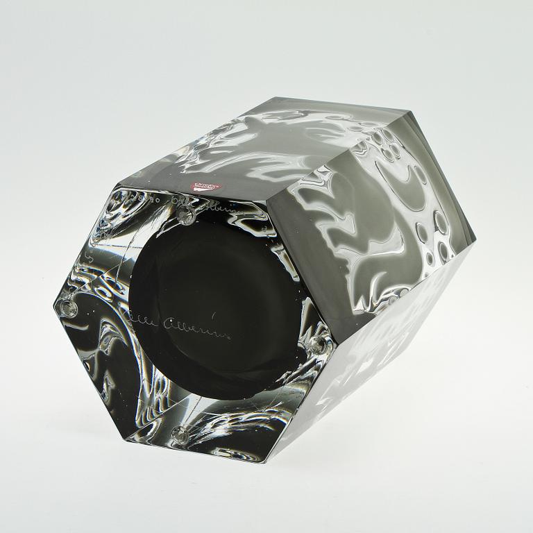 An Olle Alberius ariel 'Enhörning/The unicorn' glass vase, Orrefors Gallery 1988.