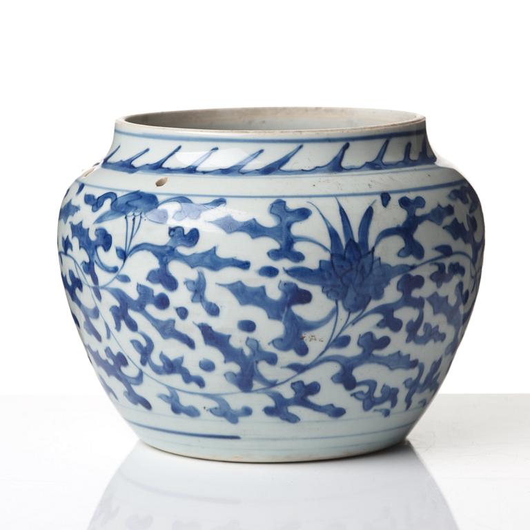 A blue and white pot, Qing dynasty, Kangxi (1662-1722).