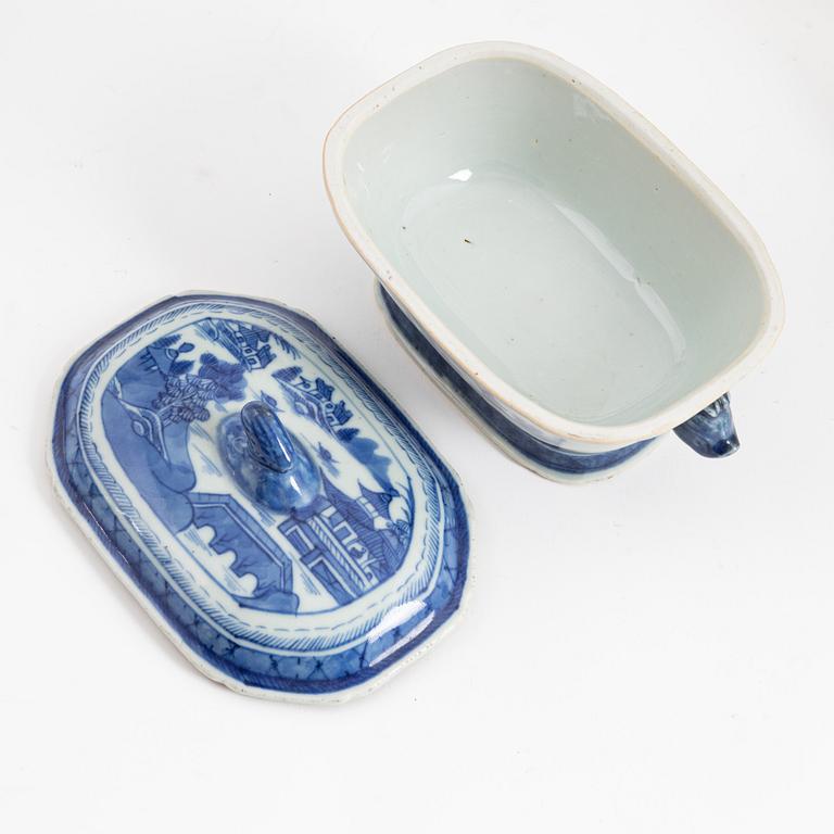 Butter tureen, plate, six small dishes and a serving dish, Qing dynasty, 18th and 19th century.