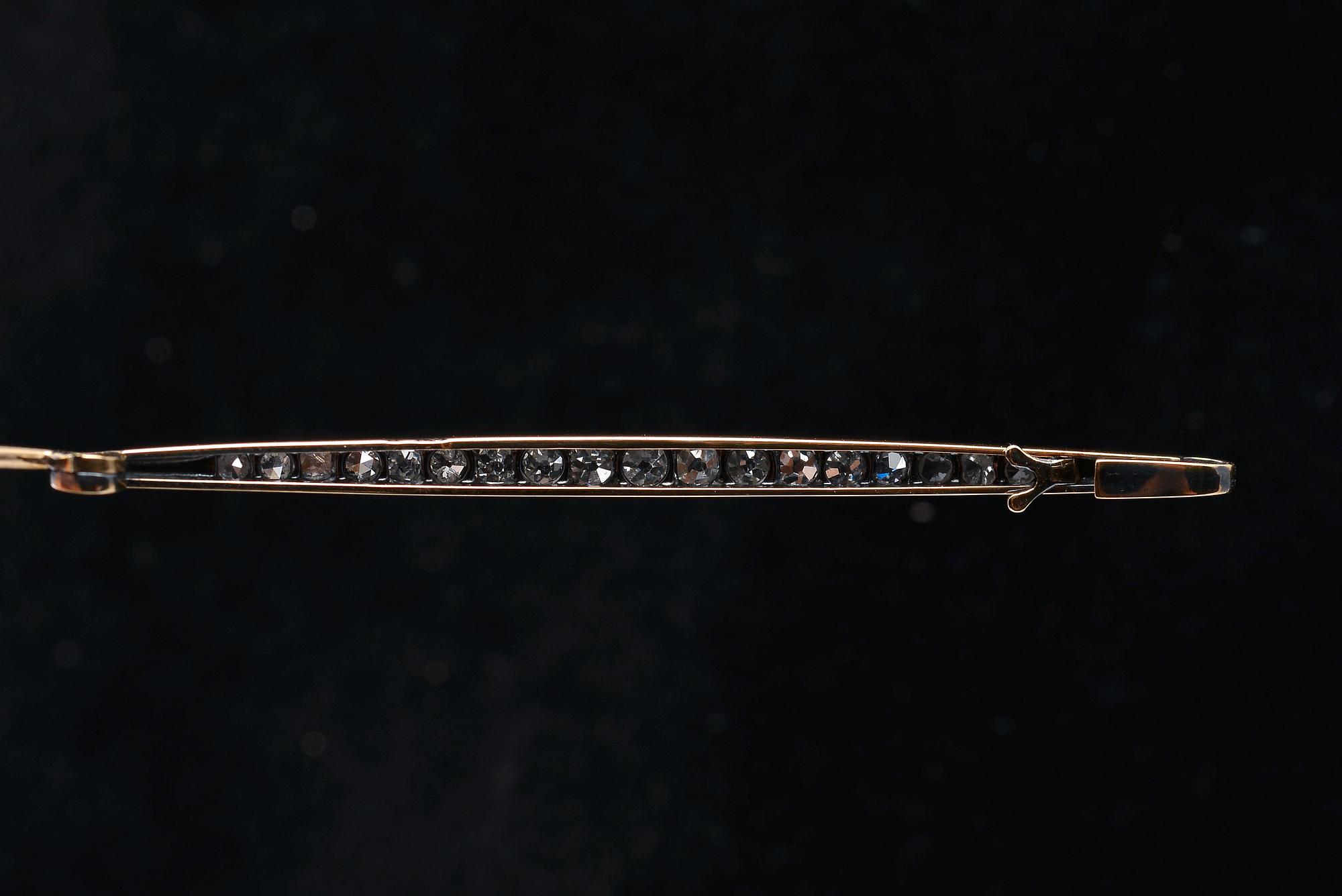 BROSCH, 56 guld, silver. Rosen- och gammalslipade diamanter ca 0.95 ct. St Petersburg 1907-18. Vikt 3,4 g.