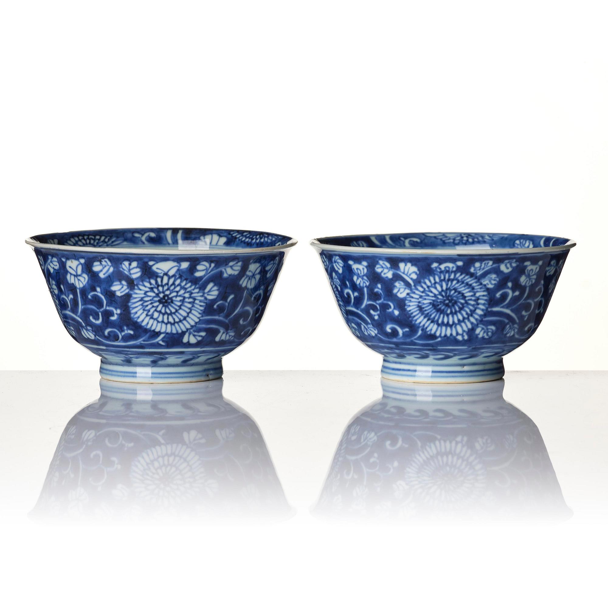 A pair of blue and white reverse decorated floral bowls, Qing dynasty, Kangxi (1662-1722).