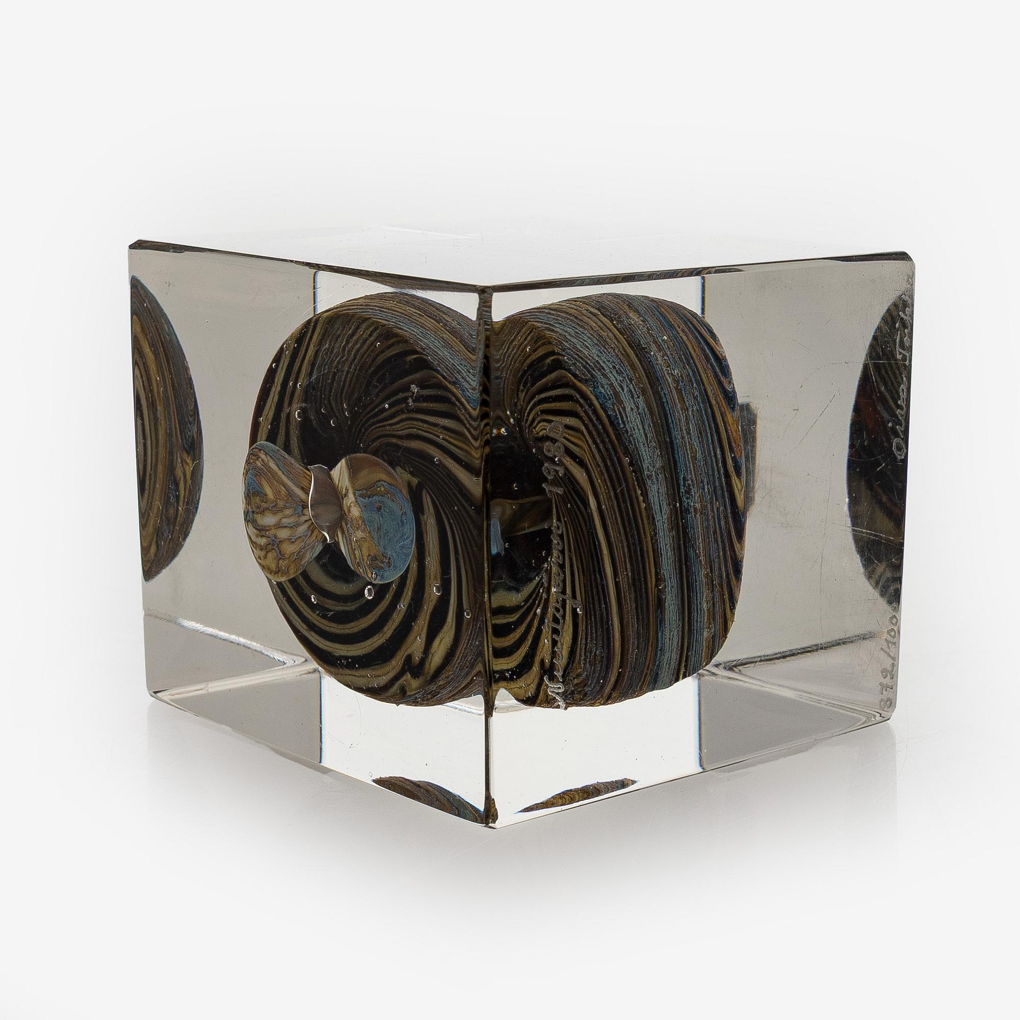 Oiva Toikka, an annual glass cube, signed Oiva Toikka Nuutajärvi 1980 and numbered 872/1000.