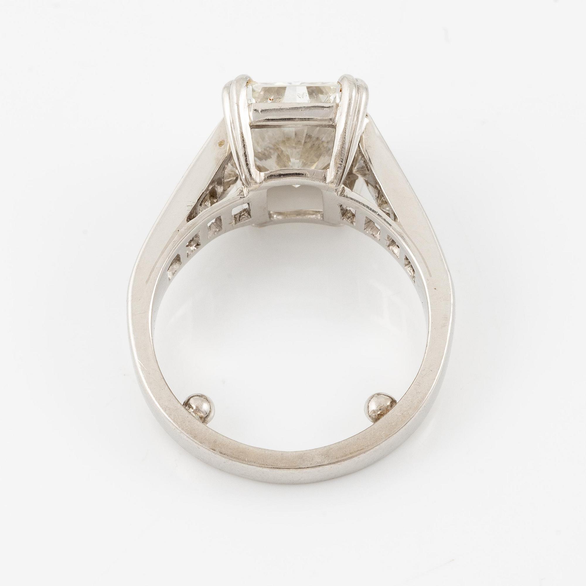 A ring in platinum with a radiant-cut diamond.