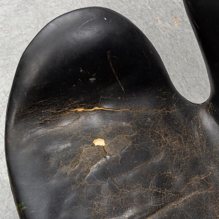 ARNE JACOBSEN, A 'Swan' chair for Fritz Hansen, Denmark.