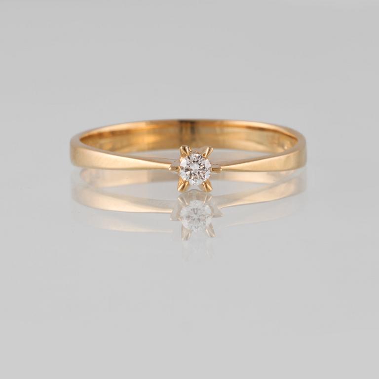 RING, 18K guld med briljantslipad diamant 0.08 ct, kattfotstämplad. Vikt 2,3 gram.