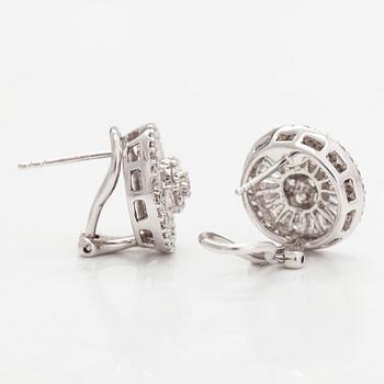 A pair of 18K white gold earrings, with brilliant- and baguette cut diamonds totalling approximately 1.94 ct.