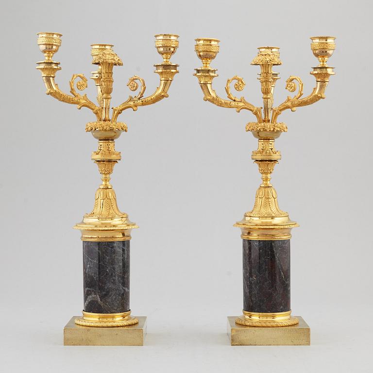KANDELABRAR, ett par, förgylld brons och marmor, 1800-talets första hälft.