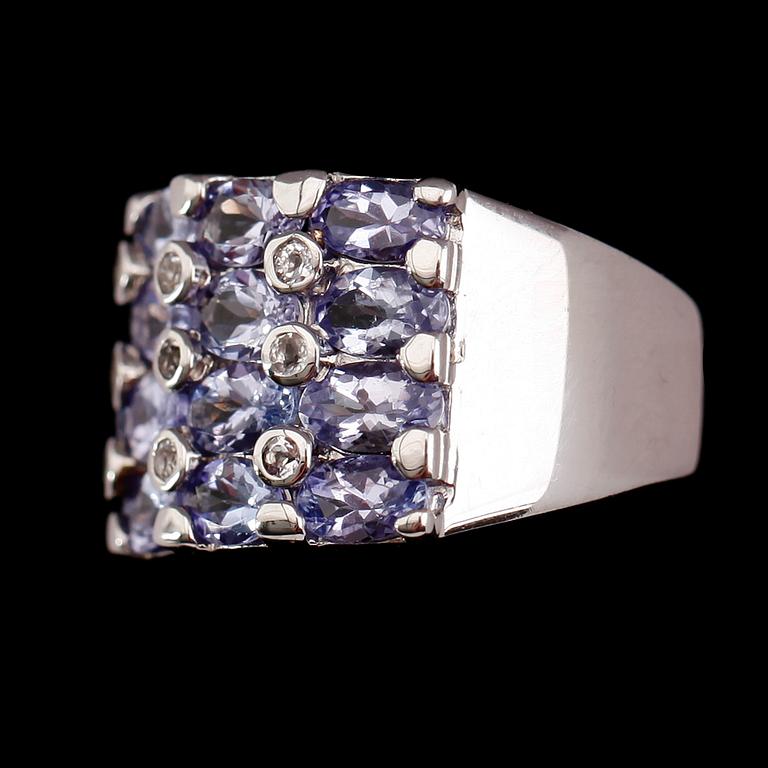 RING, sterlingsilver, tanzaniter tot ca 3.50 ct, vita topaser tot ca 0.14 ct.