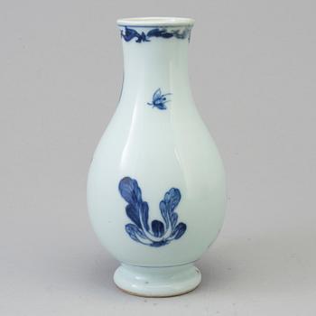 A Chinese blue and white porcelain vase, Qing dynasty, 18th century.
