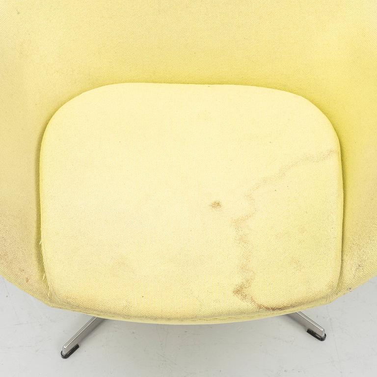 Arne Jacobsen, a swivel easy chair, 'The Egg', Fritz Hansen 1992.
