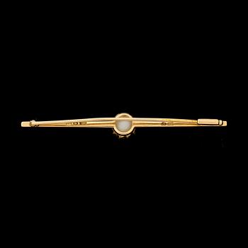 BROSCH, 18 k guld med pärla, stämplad GD, Stockholm, 1918. Vikt ca 5,5 g.