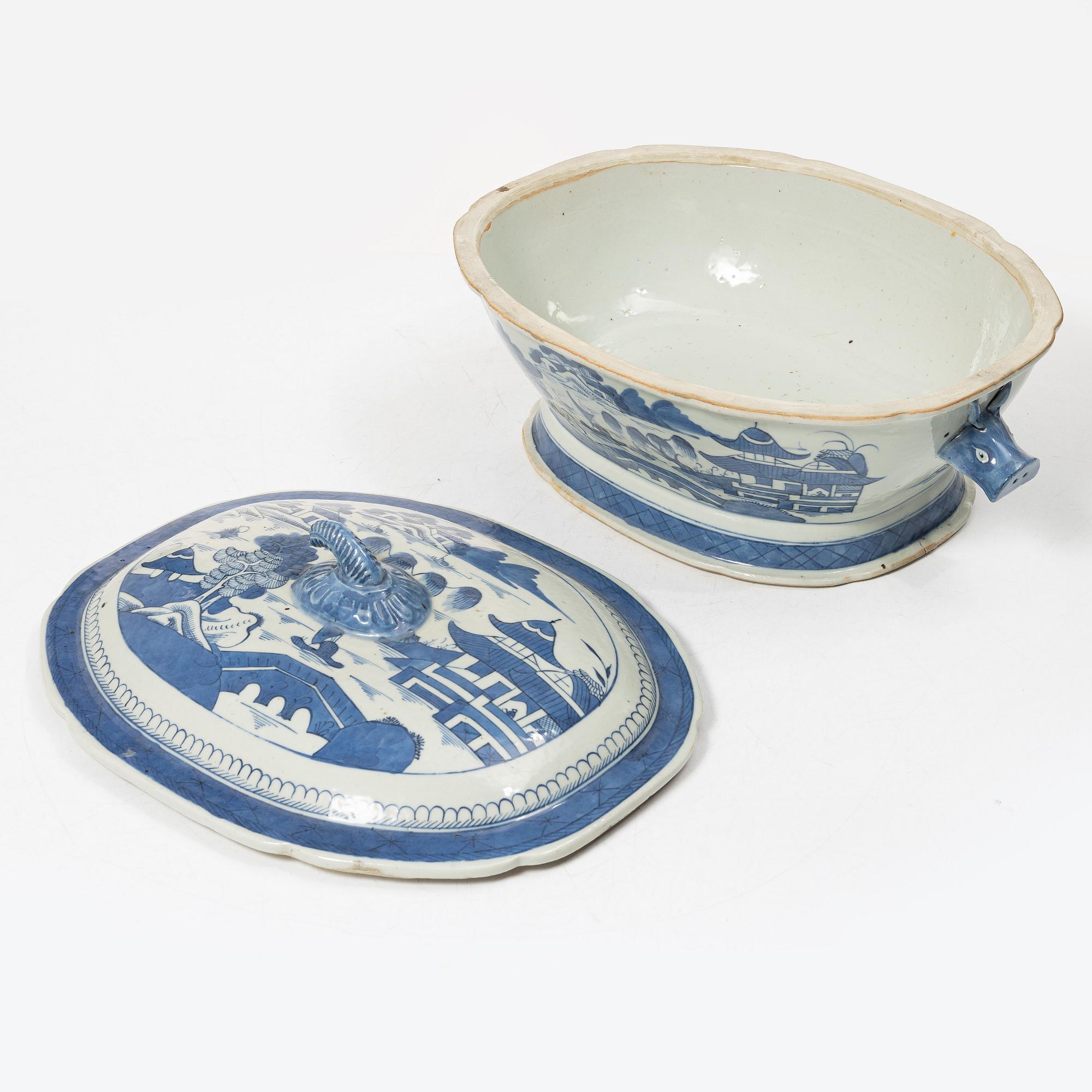 A blue and white tureen with cover, and a blue and white pot, porcelain, China, Qing dynasty 19th century.