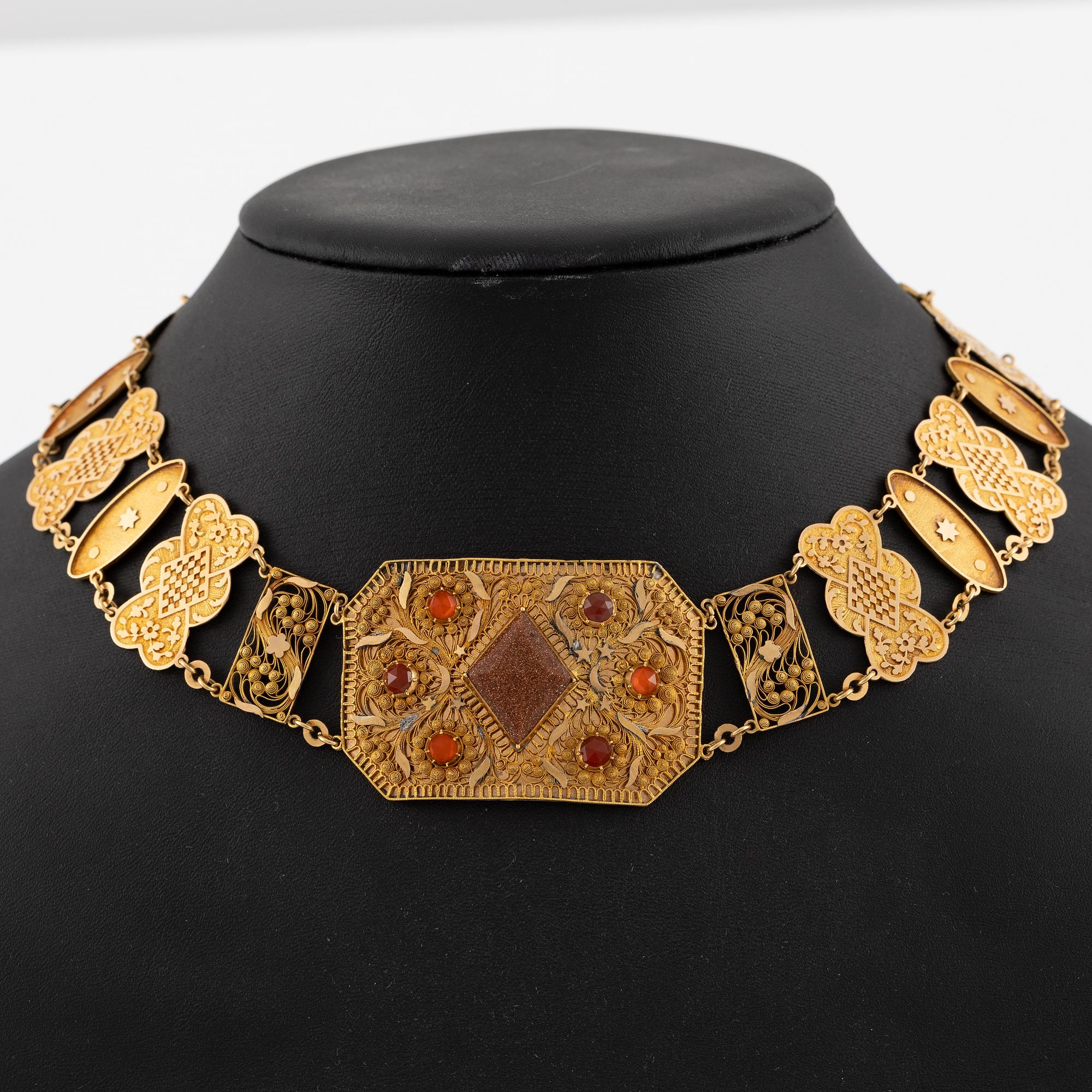 Collier,  18K guld med glasfluss och karneol, filigran, Stockholm år 1800.