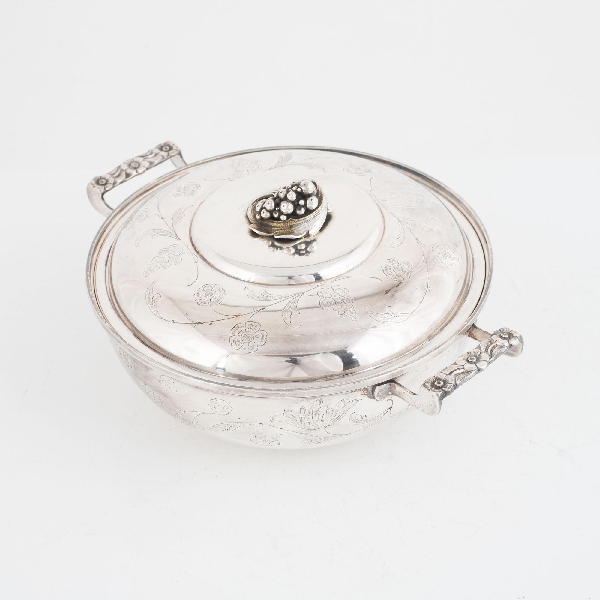 Karott med lock, silver, C G Hallberg, Stockholm, 1940.