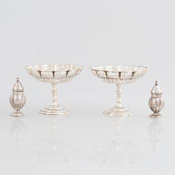 Uppsatsskålar, ett par och ströare, ett par, silver, bl.a. Mappin & Webb Ltd, Birmingham, England 1915.
