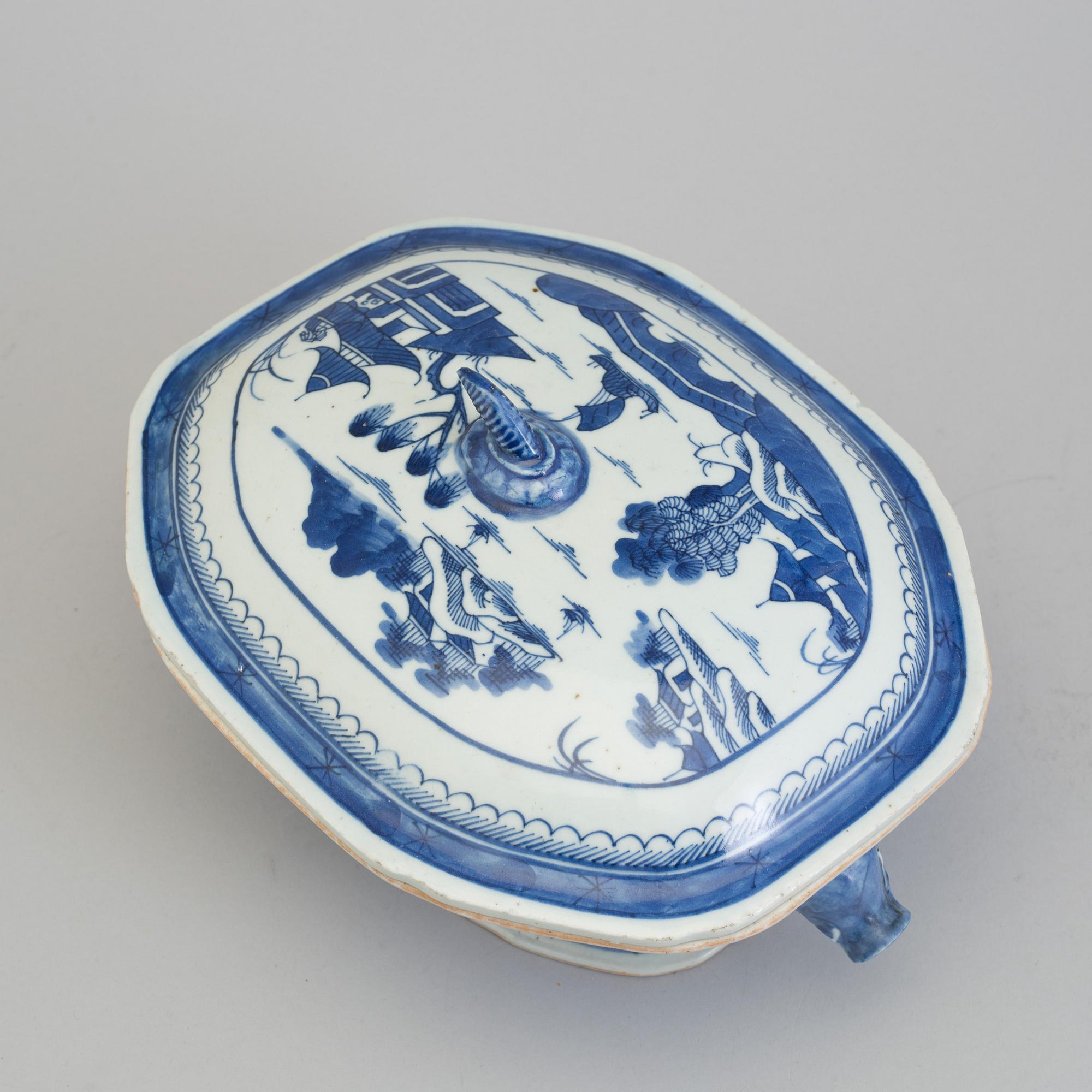 TERRIN med LOCK samt FAT, kompaniporslin. Kina, Qingdynastin, Jiaqing (1796-1820).