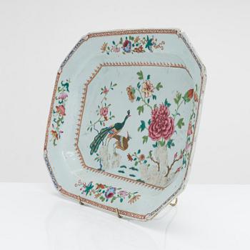 A porcelain tureen dish, Qianlong (1736-1795), China.