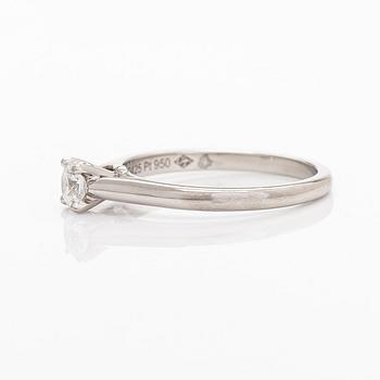 Cartier, sormus, platinaa ja briljanttihiottu timantti n. 0.25 ct. GIA-dossier ja sertifikaatilla.